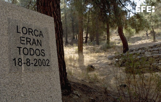 EFEnoticias's tweet photo. Una asociación memorialista pide desclasificar los documentos ocultos del asesinato de García Lorca.

https://t.co/Na7aOGNwub https://t.co/fGhvqTuv58