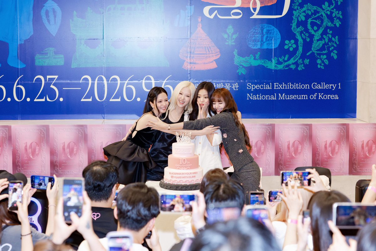 portalblackpink's tweet photo. As fotos do meet &amp; greet no 10° aniversário do #BLACKPINK foram postadas no Weverse. 

Duas fotos apenas, obrigada por tudo YG... 🤡 https://t.co/R2zpwLenW6