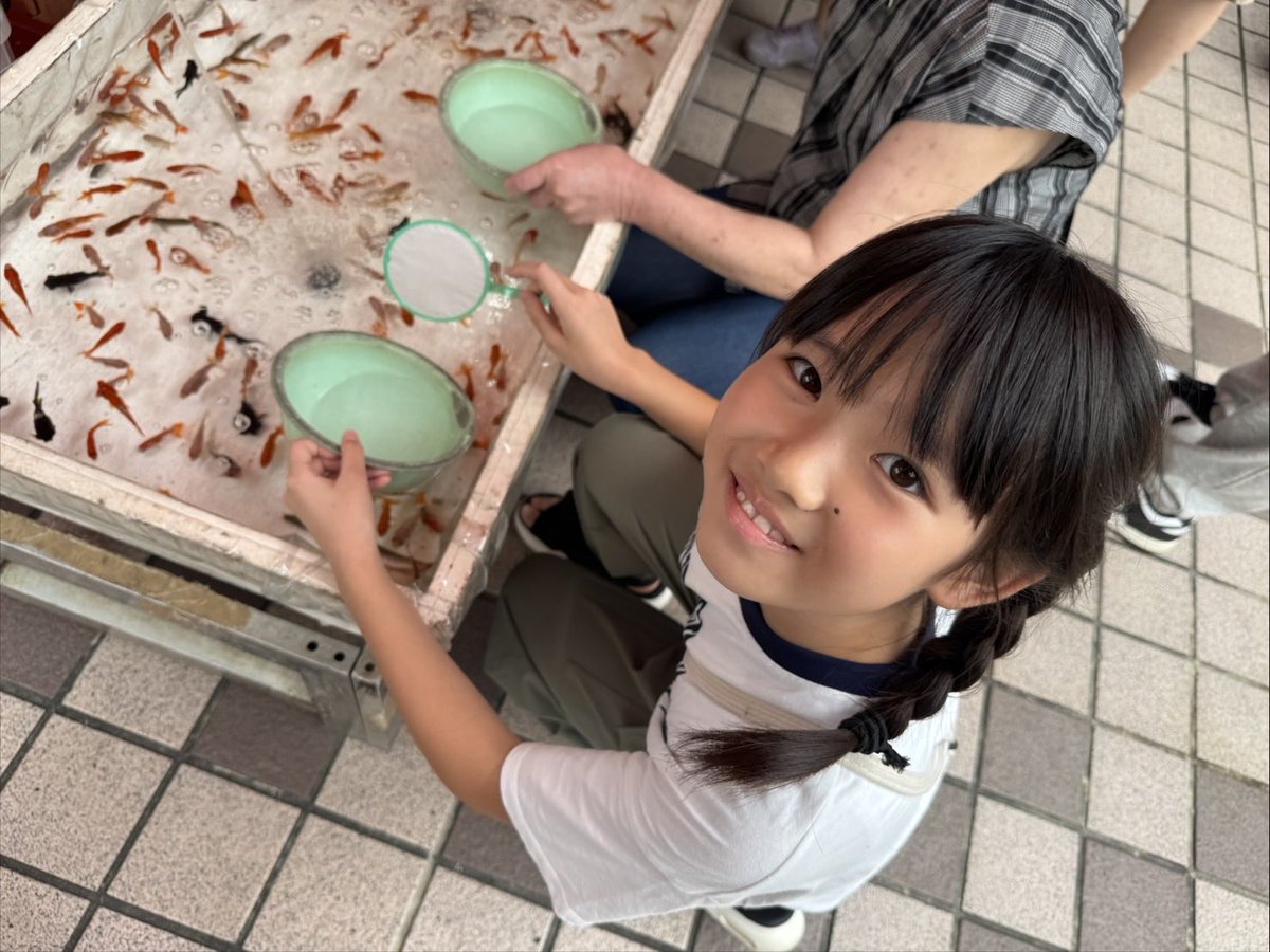 hiromatlogmat's tweet photo. カキ氷🍧縁日で食べたよ😁✨
金魚すくいも✌️

#カキ氷
#かき氷
#かき氷好き
#金魚すくい
#金魚
#縁日
#夏休み
#お盆
#三つ編み https://t.co/bLjWi7IsuL
