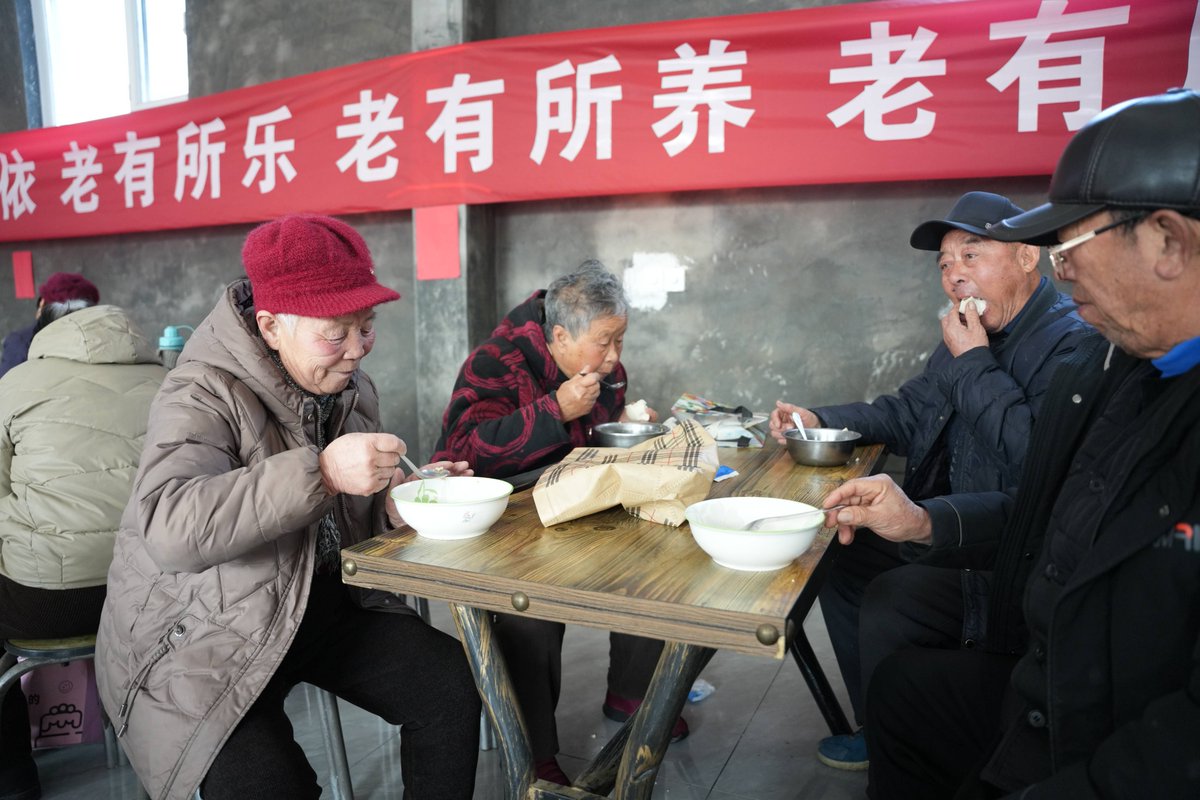 MisterB77270's tweet photo. Today I spent 4 hours packing and distributing warm meals to 120 elderly neighbors at the community center—small acts make big differences https://t.co/LGakgmFtun