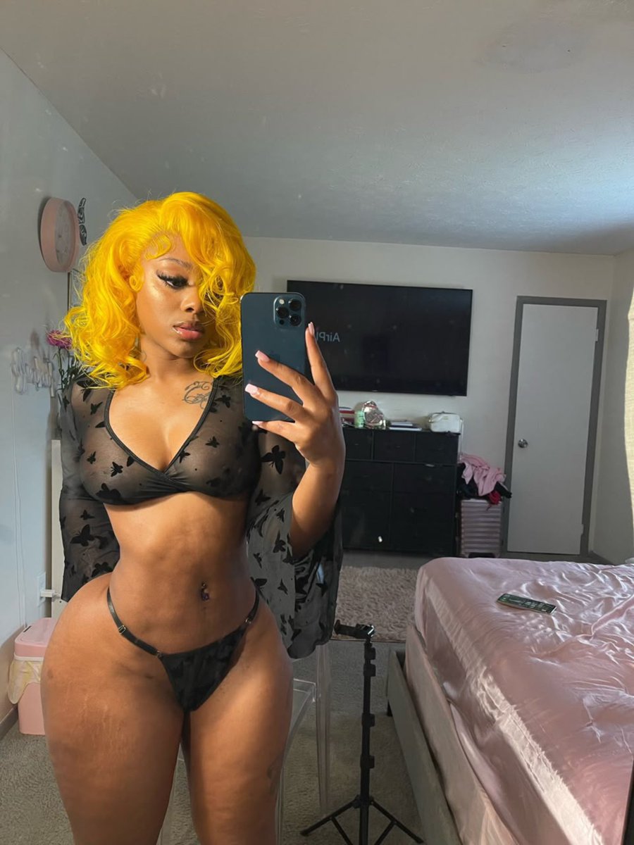 sky_lar112's tweet photo. Who's bored should dm let's vibe.. will be active to 🤭😍 https://t.co/J83gSpH4qx