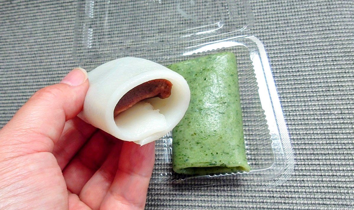 goshuinchou's tweet photo. そして！呼子から唐津へ移動してずっと気になっていた唐津の名物和菓子「けえらん(けいらん)」をついに食べました！朝鮮出兵の為に肥前名護屋城に��在した豊臣秀吉に献上したと伝わる歴史ある和菓子です。上品なあんこをクレープのような薄いうるち米の生地で巻いたシンプルな和菓子ですが、これが非常に美味であります。シンプルイズベストです。

市内に扱う店がいくつかあります。また唐津来たら買います。