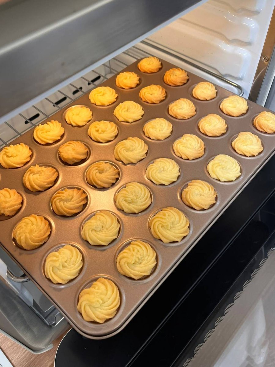 MettlerSophie's tweet photo. Just had the coziest Sunday baking session with my favorite cookie dough—warm, buttery, and way more crumbs on the counter than on the tray, but totally worth it ， https://t.co/DigFl5JcUg
