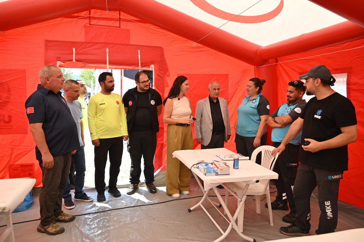 besimecz's tweet photo. Geçmişin acılarını unutmuyor, geleceğe çok daha hazırlıklı adımlarla ilerliyoruz.

Deprem kuşağında yer alan Manisa’mızı afete dirençli bir kent haline getirmek için çalışmalarımızı aralıksız sürdürüyoruz. 17 Ağustos Marmara Depremi’nin yıl dönümüne özel olarak düzenlediğimiz Eğitim ve Anma Kampı'nda 280 vatandaşımızla bir araya geldik.

Teorik bilgilendirmelerin yanı sıra uygulamalı enkaz kurtarma ve acil durum senaryolarıyla halkımızın hazırlık düzeyini artırdık. Her mahallemizde bilinçli gönüllülerimizle afetlere karşı tek yürek olmaya devam edeceğiz.

Etkinliğimize katılan, emek veren tüm sivil toplum kuruluşlarımız ile vatandaşlarımıza ve sahadaki ekiplerimize teşekkür ediyorum.