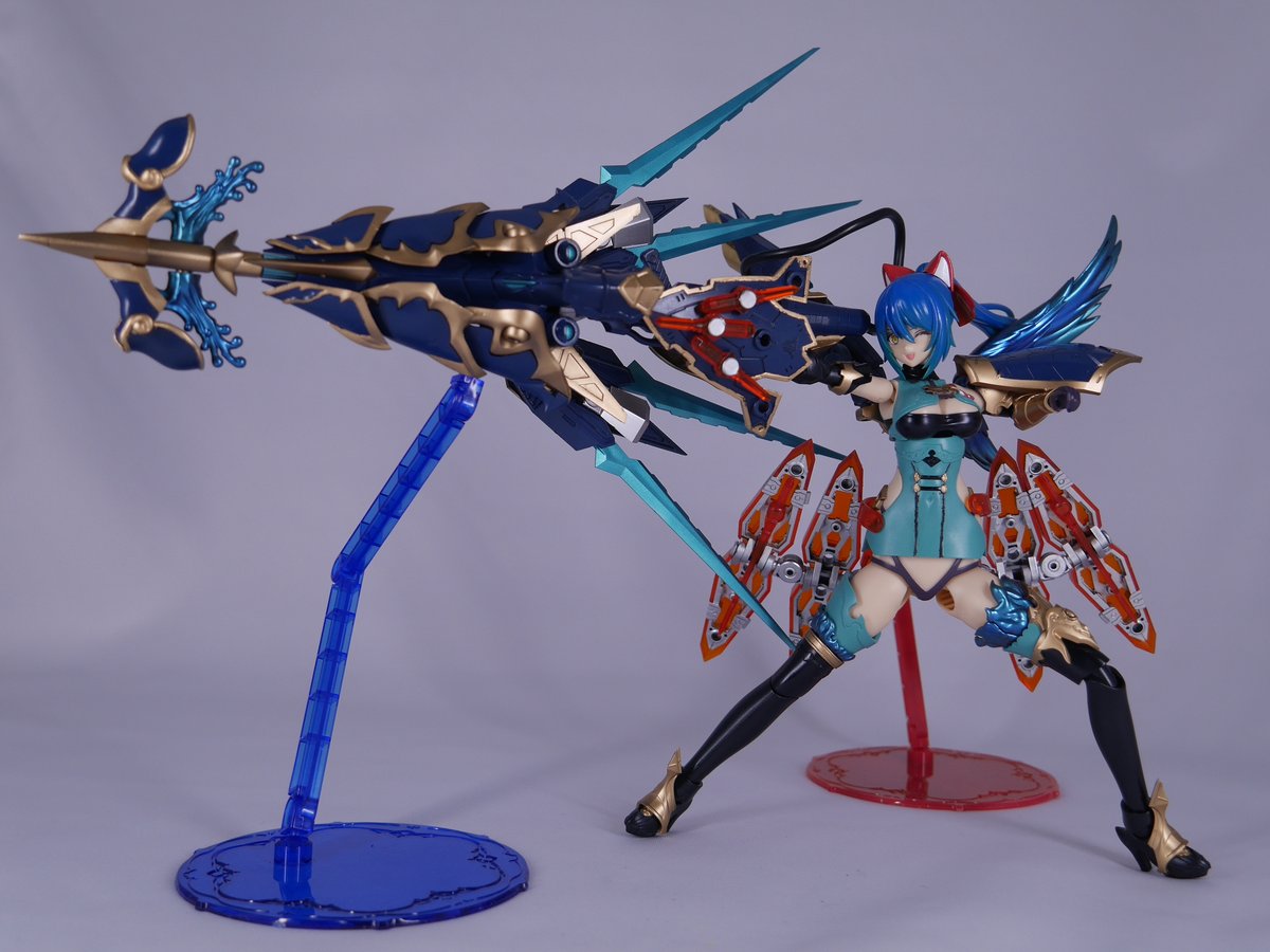 igunaiter4423's tweet photo. #アルカナディア #コトブキヤ #kotobukiya 
ベレム=ハスター　完成
 アルカナディア シャルメドとゼノアルマ トリクル デカポディアを中心にミキシングをしました。 

「敵を一撃で撃破する」というコンセプトでトリクル デカポディアを強大な槍の武器腕として突いても良し、射出しても良しの特殊武装としてまとめています。  

個人的に青色のシャルメドを見てみたかったので青を主体にしたカラーリングで仕上げました。