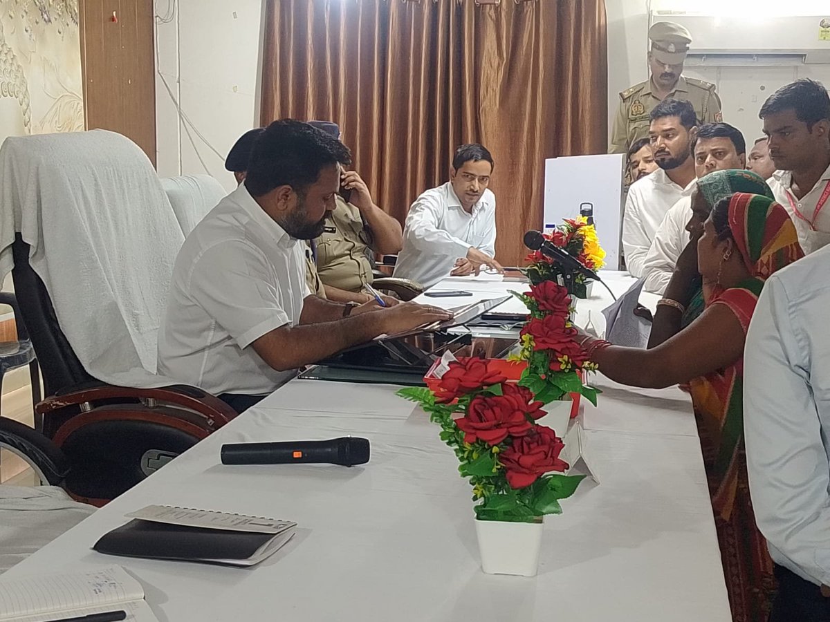 dm_kushinagar's tweet photo. जनसमस्याओं का त्वरित एवं गुणवत्तापूर्ण समाधान प्रशासन की सर्वोच्च प्राथमिकता।

आज तहसील तमकुहीराज में आयोजित सम्पूर्ण समाधान दिवस में आमजन की समस्��ाओं एवं शिकायतों को गंभीरता और संवेदनशीलता के साथ सुना। कुल 43 प्रकरण प्राप्त हुए, जिनमें 06 का मौके पर ही निस्तारण किया गया।

शेष प्रकरणों के समयबद्ध एवं गुणवत्तापूर्ण निस्तारण के लिए संबंधित अधिकारियों को स्पष्ट निर्देश दिए। भूमि विवाद, कृषि, सिंचाई,एवं अन्य संवेदनशील मामलों में राजस्व एवं पुलिस विभाग को आपसी समन्वय से प्रभावी कार्रवाई सुनिश्चित करने को कहा।

आमजन को शासन की योजनाओं का लाभ पारदर्शिता एवं बिना किसी बाधा के मिले और प्रत्येक शिकायत का न्यायसंगत समाधान हो—यही जिला प्रशासन की प्राथमिकता है।