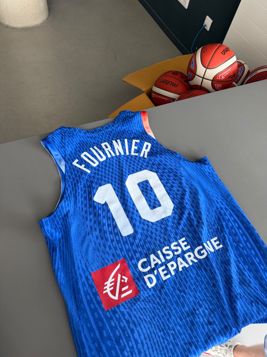 EvanFourmizz's tweet photo. Long time no see💙🤍❤️ https://t.co/KXuXt3vS6A