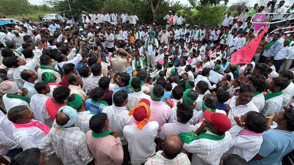 EDRBRS's tweet photo. ఎస్సారెస్పీ కాలువ ద్వారా పాలకుర్తి నియోజకవర్గానికి సాగు నీరు విడుదల చేయాలని రాయపర్తి మండలం మైలారం నుండి తొర్రూరు మండలం నాంచారిమడుర్ వరకు కాలువ వెంబడి సుమారు 5000 మంది రైతులతో కలిసి పాదయాత్ర కార్యక్రమం నిర్వహించడం జరిగింది. https://t.co/Z3E7ILC9UO
