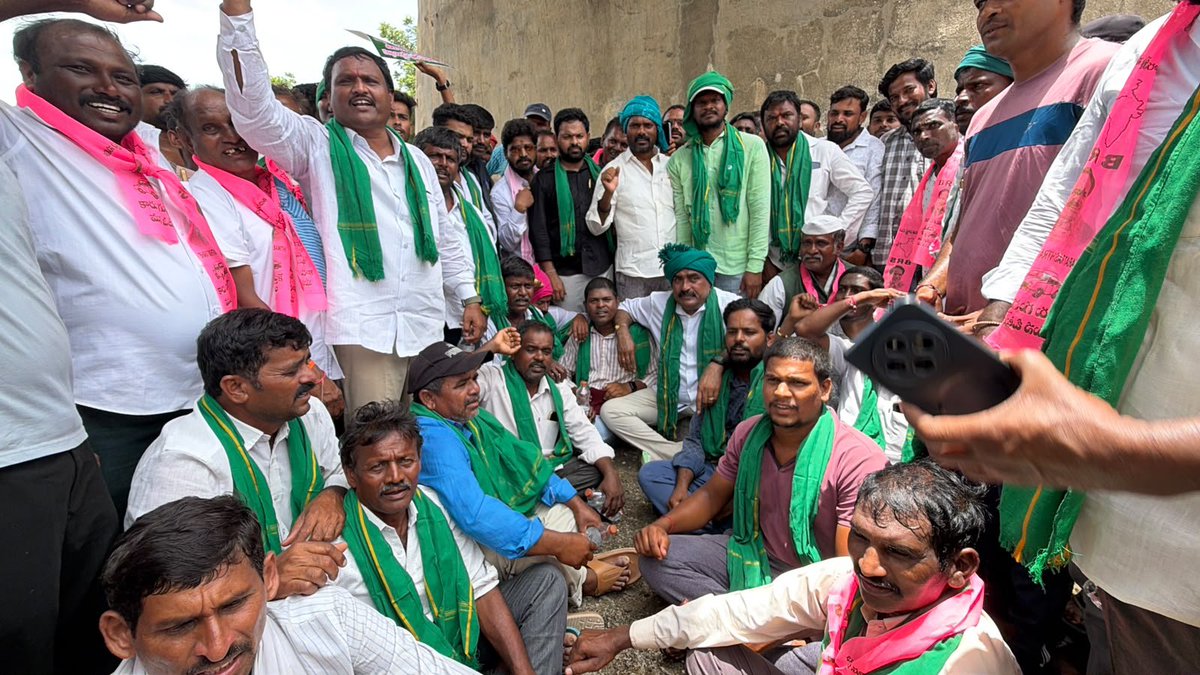 EDRBRS's tweet photo. ఎస్సారెస్పీ కాలువ ద్వారా పాలకుర్తి నియోజకవర్గానికి సాగు నీరు విడుదల చేయాలని రాయపర్తి మండలం మైలారం నుండి తొర్రూరు మండలం నాంచారిమడుర్ వరకు కాలువ వెంబడి సుమారు 5000 మంది రైతులతో కలిసి పాదయాత్ర కార్యక్రమం నిర్వహించడం జరిగింది. https://t.co/Z3E7ILC9UO