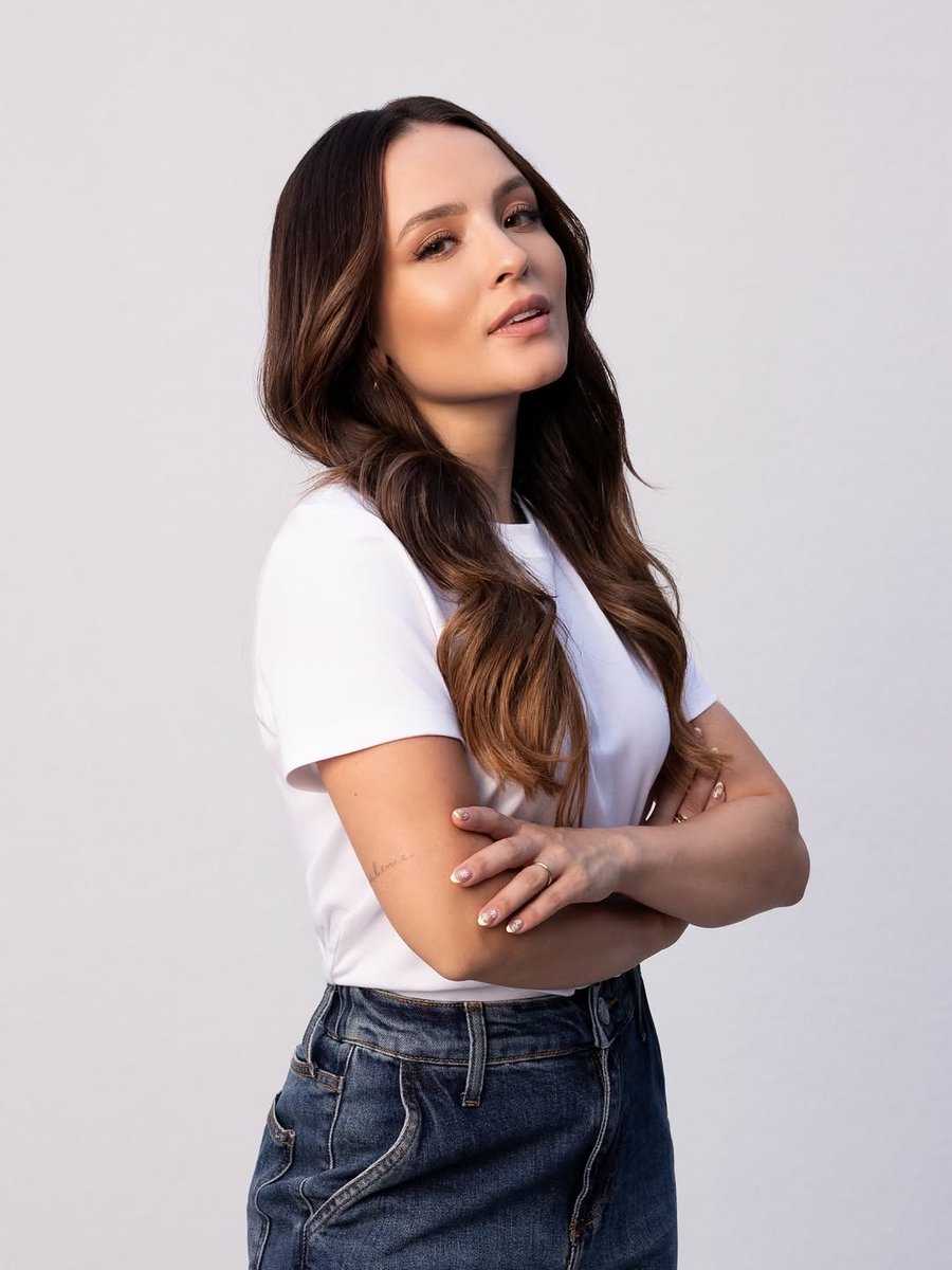lmhoting's tweet photo. encantada com essa sequência de fotos da larissa manoela. princesa de uma nação https://t.co/L7j6HG8WWU