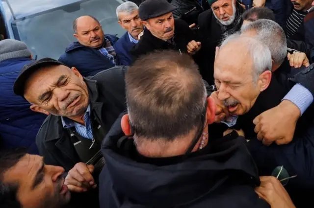 MaviCeHun's tweet photo. @ruken2156 @kilicdarogluk @orhansaribalchp @gurseltekin34 @CelikBaskan06 Davar hirsizi Amele sümüğü gibi yapıştırmış yavşak kemale... ne kızmıştım ama bugun bakıyorum da ulan anadolu irfani ne eylerse guzel eyler. https://t.co/HqWrWb4T3v