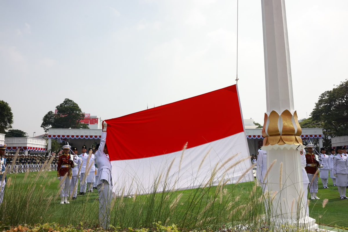 prabowo's tweet photo. Hari ini, saya memimpin Upacara Peringatan Detik-detik Proklamasi dalam rangka memperingati Hari Kemerdekaan ke-81 Republik Indonesia. Upacara ini turut dihadiri oleh jajaran Kabinet Merah Putih, para tamu undangan, serta masyarakat dari berbagai daerah di tanah air.

Dalam suasana yang penuh khidmat dan sukacita, momentum kemerdekaan ini mengingatkan kita untuk terus menjaga persatuan dan memperkuat tekad bersama dalam mewujudkan Indonesia yang berdaulat, adil, dan makmur.

Semoga semangat kemerdekaan senantiasa menyertai setiap langkah kita dalam menghadirkan kemajuan yang berkelanjutan, kesejahteraan bagi seluruh rakyat, serta kejayaan Indonesia sepanjang masa.

Istana Merdeka, Jakarta, 17 Agustus 2026.