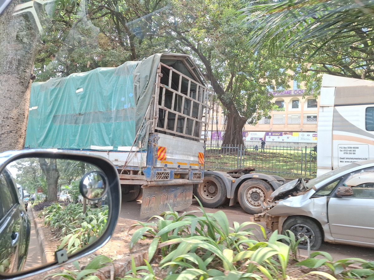 DrLuyirika's tweet photo. Why of all spaces in a busy @KCCA should @UgandaPolice completely block off the road at City Square parking accident encumbered vehicles? Why not park them outside busy areas? Why not create a safe space outside town? Do we see that in  other countries? @igp_ug1 @mia_uga @KCCAED https://t.co/8jz8uNsuAz