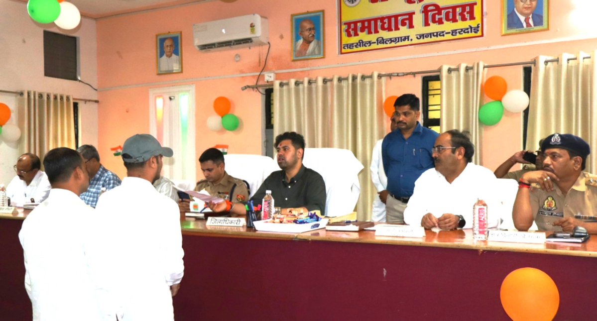 SDMBILGRAM's tweet photo. तहसील बिलग्राम मे जिला अधिकारी महोदय ने आयोजित सम्पूर्ण समाधान दिवस में शिकायतकर्ताओं की शिकायतों एवं समस्याओं को सुनकर संबंधित अधिकारियों को निर्देशित किया गया कि समस्त प्रकरणों का निर्धारित समयावधि में प्रभावी एवं गुणवत्तापूर्ण निस्तारण सुनिश्चित करें
@CMOfficeUP
@InfoDeptUP https://t.co/V724bwFSIT