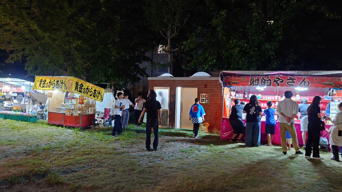ken4_valkyrie's tweet photo. 新設したトイレが夜店の間にジャストフィットしてる https://t.co/XBwzOfmEpY