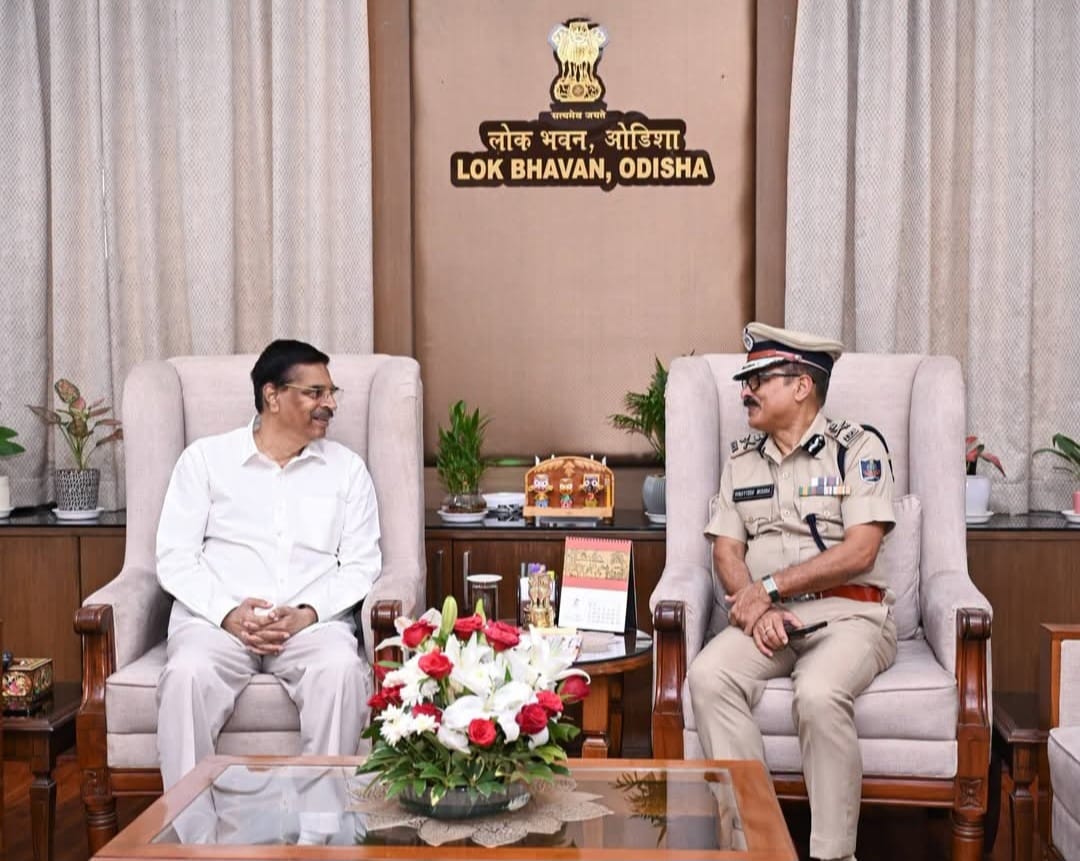 NEWS7Odia's tweet photo. #ଫଟୋରେ_ଖବର
ଲୋକ ଭବନରେ ରାଜ୍ୟପାଳ ଡ. ହରି ବାବୁ କମ୍ଭମପାଟିଙ୍କୁ ଭେଟିଲେ ଅନ୍ତରୀଣ DGP ବିନୟତୋଷ ମିଶ୍ର ।
#PrameyaNews7 #OdishaNews #LokBhawan #Governor #DrHariBabuKambhampati #InterimDGP #VinaytoshMishra https://t.co/2rF6XhAEWw