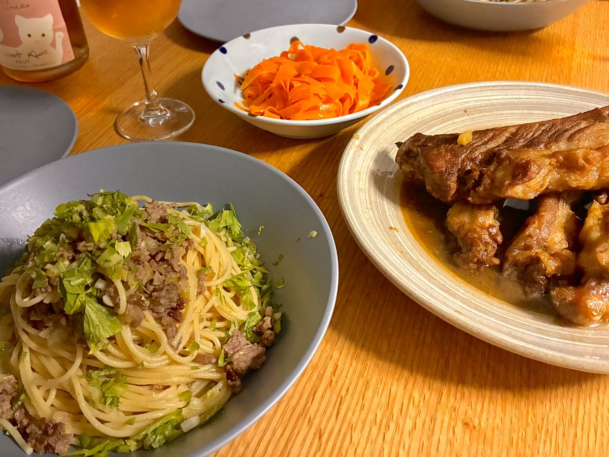 akihiro_FaM's tweet photo. 明日からの労働、頑張りましょうご飯作った。
献立はにんじんマリネ、ひき肉とセロリのレモンパスタ、スペアリブの煮込み https://t.co/57uM3zEZC4