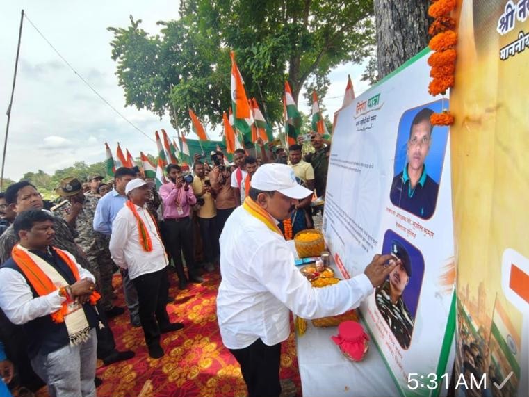 DIGOPSBJPR's tweet photo. History created at FOB Tadapala @196BnCRPF on KG Hill of @DIGOPSBJPR on 14/08/26
Hon’ble DyCM &amp; HM @vijaysharmacg hoisted National Flag after decades
Paid tributes &amp; planted saplings in martyrs name, applauded @crpfindia 🇮🇳 brave-hearts
#NaxalMuktBharat 
#BastarTirangaYatra https://t.co/DSsm4990p6
