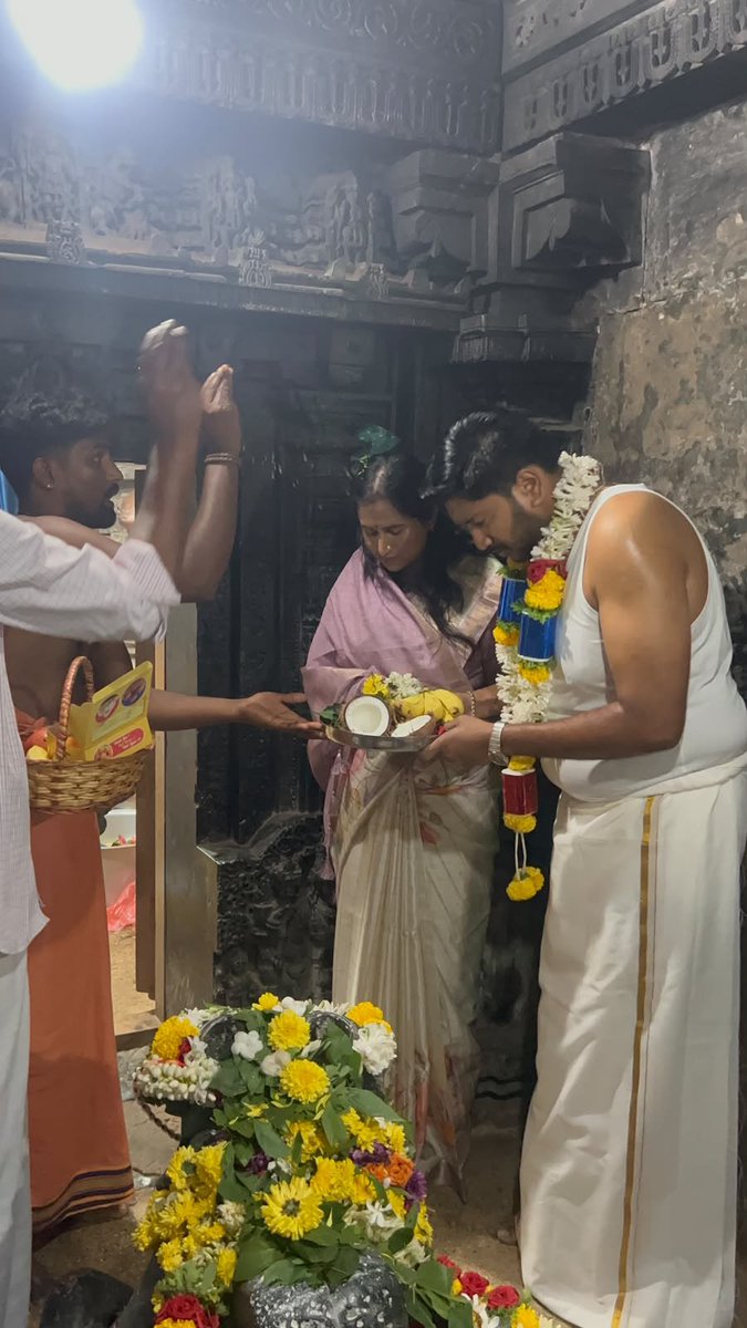 NRSanthosha01's tweet photo. “ನಮ್ಮ ಅರಸೀಕೆರೆ - ನಮ್ಮ ಹೆಮ್ಮೆ”
ನಮ್ಮ ಅರಸೀಕೆರೆ ಐತಿಹಾಸಿಕ ಮಹತ್ವವಿರುವ ಪ್ರಮುಖ ನಗರವಾಗಿ ಗುರುತಿಸಿಕೊಂಡು ಬಂದಿದ್ದು ಅನೇಕ ರಾಜ ವಂಶಗಳ ಆಳ್ವಿಕೆಗೆ ಒಳಪಟ್ಟಿದ್ದ ಪ್ರದೇಶ.
"ನಮ್ಮ ಪೂರ್ವಜರಾದ ಹೆಮ್ಮೆಯ ಹೊಯ್ಸಳರು" ನಮಗಾಗಿ ನಿರ್ಮಿಸಿ ಕೊಟ್ಟಿರುವ, ಪ್ರಸ್ತುತ ಪುರಾತತ್ವ ಇಲಾಖೆಯ ಮುತುವರ್ಜಿಯಲ್ಲಿರುವ ರಾಜ್ಯಾದ್ಯಂತ ಭಕ್ತರನ್ನು ಹೊಂದಿರುವ ಆದಿ ದೈವ ಭಗವಂತ ಶಿವನ ಆಲಯವಾದ ಶ್ರೀ ಚಂದ್ರಮೌಳೇಶ್ವರ ಸ್ವಾಮಿಯವರ ಪುರಾತನ ದೇವಸ್ಥಾನಕ್ಕೆ ಶ್ರಾವಣ ಸೋಮವಾರವಾದ ಇಂದು ಕುಟುಂಬ ಸಮೇತನಾಗಿ ಭೇಟಿ ನೀಡಿ ಸನ್ನಿಧಾನದಲ್ಲಿ ಭವ್ಯವಾಗಿ ಲಿಂಗರೂಪಿಗಳಾಗಿ ವಿರಾಜಮಾನರಾಗಿರುವ, ಆದಿ ದಂಪತಿಗಳಿಗೆ ನಮಸ್ಕರಿಸಿ, “ಅನ್ಯಥಾ ಶರಣಂ ನಾಸ್ತಿ ತ್ವಮೇವ ಶರಣಂ ಮಮ । ತಸ್ಮಾತ್ ಕಾರುಣ್ಯ ಭಾವೇನ ರಕ್ಷ ರಕ್ಷ ಜನಾರ್ದನ” ಎಂದು ಪ್ರಾರ್ಥಿಸಿದೆನು.
"ನಾಗರ ಪಂಚಮಿಯ ಶುಭ ದಿನವಾದ ಇಂದು ಪಶುಪತಿನಾಥನ ಅನುಗ್ರಹ ಅರಸೀಕೆರೆಯ ಎಲ್ಲಾ ಜನತೆಯ ಮೇಲೆ ಇರಲಿ ಎಂದು ಬೇಡಿಕೊಂಡೆನು".
#nagarapanchami #ನಾಗರಪಂಚಮಿ #ಅರಸೀಕೆರೆ