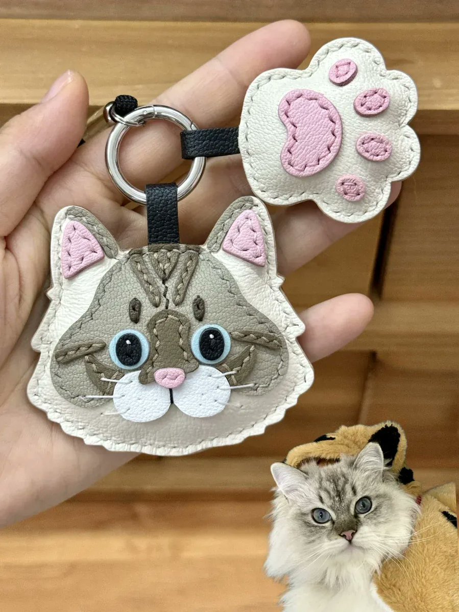 KevinHoffmann94's tweet photo. Just finished this cute fabric keychain ! Felt like cozy crafting today, super happy with how it turned out—small handmade joys hit different  #DIYHandmade https://t.co/VZSOMbcByF