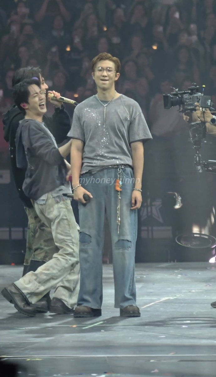 ninilevel's tweet photo. Jin really had the time of his life hiding underneath Joon's shirt 😭 the way he stumbled around the stage laughing lol https://t.co/9gKSsX7s1L