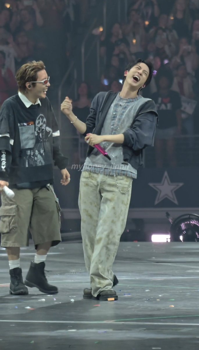 ninilevel's tweet photo. Jin really had the time of his life hiding underneath Joon's shirt 😭 the way he stumbled around the stage laughing lol https://t.co/9gKSsX7s1L