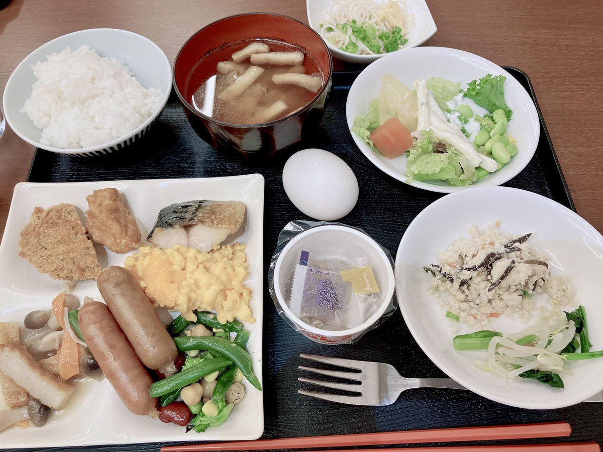 takao_mac's tweet photo. 朝ホテルでしっかり食べ、公園のある国際センター駅上のカフェでずんだ餅生クリームのせ、ランチはしらすネギトロ丼、帰りの車内用にまたずんだシェイク
ずんだ、意外にレパートリーが豊富 https://t.co/wGojbniVly