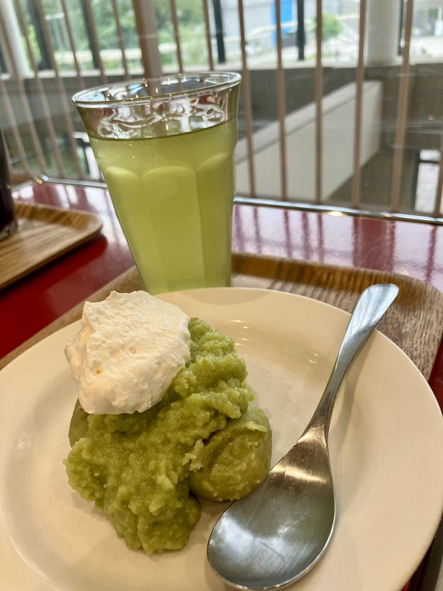 takao_mac's tweet photo. 朝ホテルでしっかり食べ、公園のある国際センター駅上のカフェでずんだ餅生クリームのせ、ランチはしらすネギトロ丼、帰りの車内用にまたずんだシェイク
ずんだ、意外にレパートリーが豊富 https://t.co/wGojbniVly