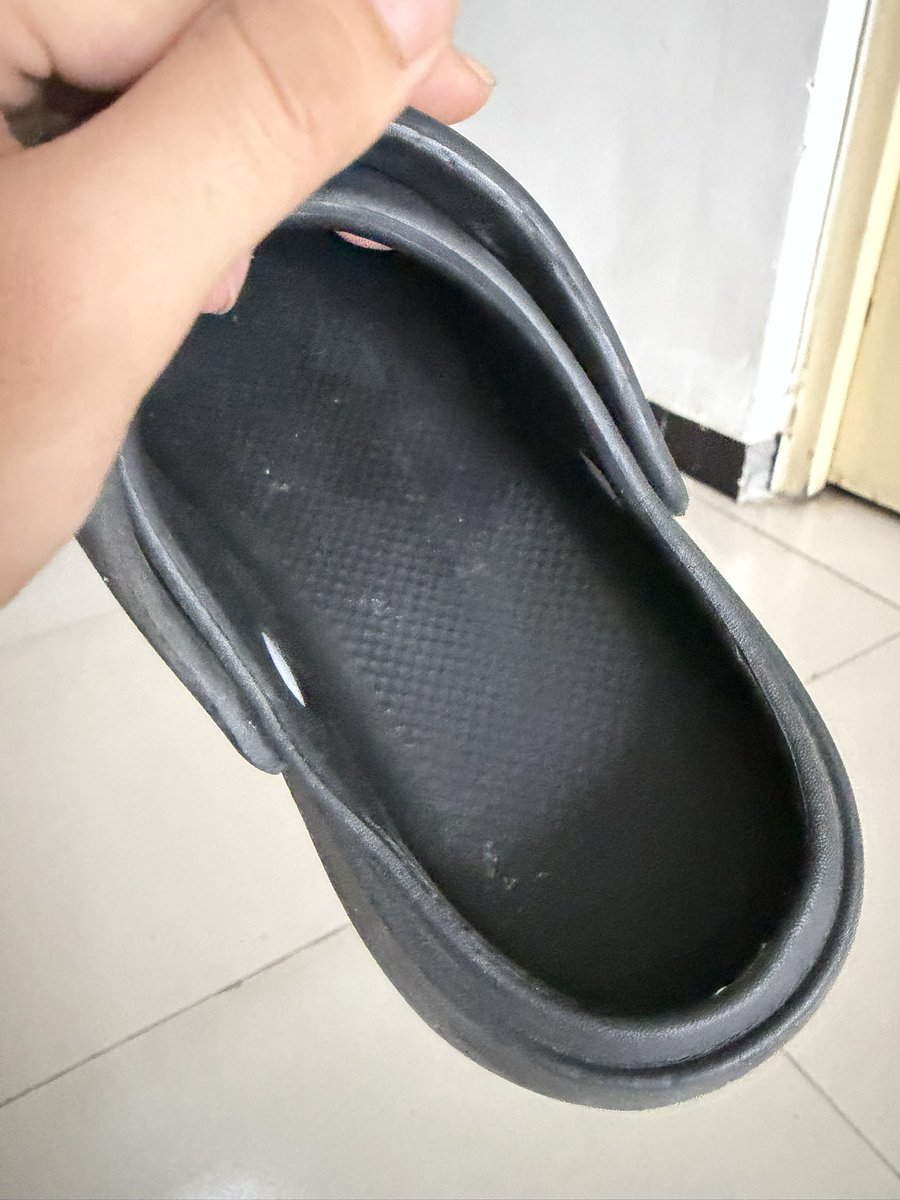 chn1388823's tweet photo. 兄弟们帮忙看看邻居的这双鞋是不是被打过了，刚准备帮邻居刷这双鞋看到了这个！#打胶 https://t.co/VCsJJc5Qhq