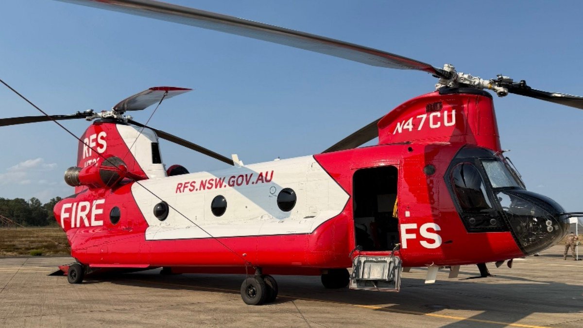 KepaSagardi's tweet photo. CH-47D Chinook antiincendios 💦🔥 en Francia 🇫🇷 se probará hoy y mañana en lanzamiento NOCTURNO:
- Prestado por Nueva Gales del Sur 🇦🇺
- Tanque interno Coulson RADS-L
- 11.300 litros agua o retardante
- Lanzamiento de golpe o progresivo
- Rellenado en 2 min sobre agua

1/2 https://t.co/b2CydJHMl3