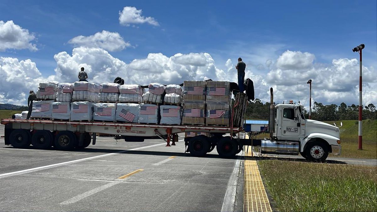 AlexHerrera71's tweet photo. @Melquisedec70 @usairforce 35 toneladas ingresaron a Bogotá y 70 toneladas a Medellín en dos embarques; reconocer que la DIAN ha estado muy diligente en el proceso de aduana que se llevó a cabo https://t.co/KZZfv2iXRx