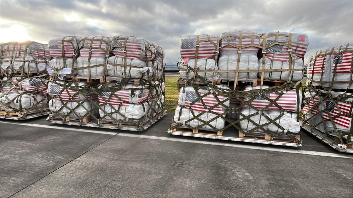 AlexHerrera71's tweet photo. @Melquisedec70 @usairforce 35 toneladas ingresaron a Bogotá y 70 toneladas a Medellín en dos embarques; reconocer que la DIAN ha estado muy diligente en el proceso de aduana que se llevó a cabo https://t.co/KZZfv2iXRx