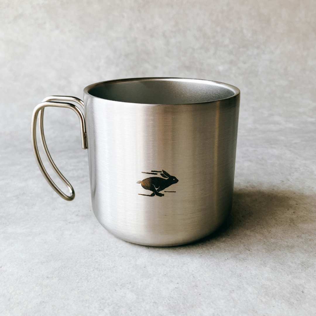 2ear_one's tweet photo. 【WORKS】
Self-Portrait @selfportraittw 

*GOODS DESIGN
 "脱兎之勢"
Mug

Design &amp; Production

𓂃✍︎

ステンレスグッズは全部で4種類☻
セミファイナルシリーズそれぞれの日付と会場をのせています✌︎✌︎ https://t.co/4lScNug9ol
