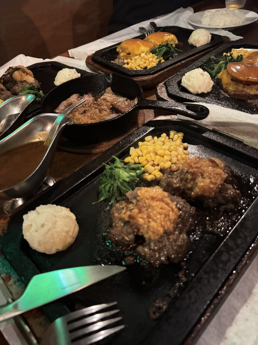 Luna_O2kami's tweet photo. これぞお肉✨
ハンバーグ！

鉄板に埋め尽くされたテーブルは圧巻
湯気も肉汁、漂う香りがもう別世界でした〜

#渋谷
#ハンバーグ
#ステーキ https://t.co/sCYFfa25HY