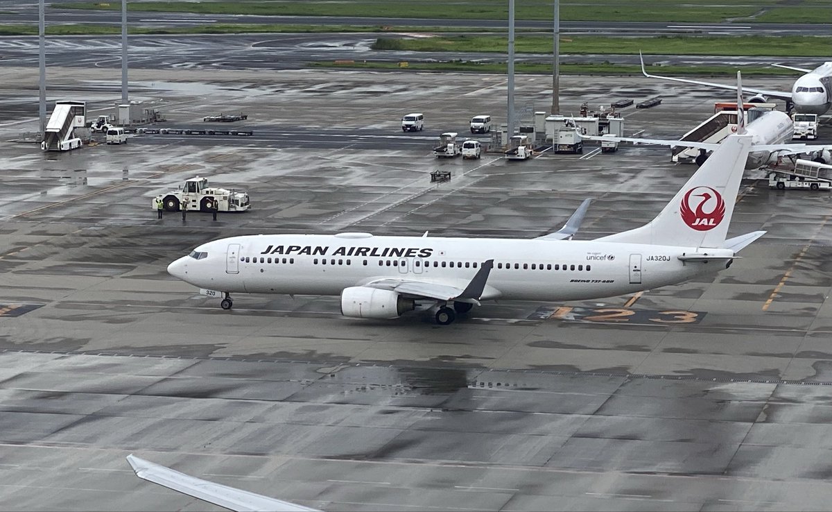 activa763's tweet photo. 羽田空港を出発する日本航空のB737-800（JA320J）です、左��でB737に手を振る3人のスタッフが旅の安全を祈っているようです

＃日本航空 #JAL ＃羽田空港 ＃羽田 #Haneda #B737 https://t.co/O0SRT2vktk