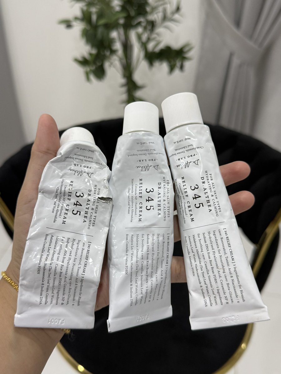 AsnadiaD's tweet photo. I takkan berhenti menekan akak Millenials yg menolak tua, ada mslh pores terbukak, skin meragam, kusam and sensitif tu.

PLEASE try combo Rejuran + Dr. Althea and konsisten je, sumpah menjadik weh😱

Makeup simple pun dah helok.. Lipstik takdan pakai ooii kejar lighting🤣￼ https://t.co/SANnxw0arg