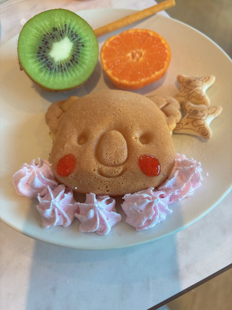 supika3373's tweet photo. ライブの後はロッテシティホテル錦糸町へ泊まり
朝食ビュッフェのコアラのマーチパンケーキ
食べてみたかったから嬉しかった
夏の私の一大イベントが終わってしまったけどまたライブ行けるようにがんばろう https://t.co/sGt6IzcVQV
