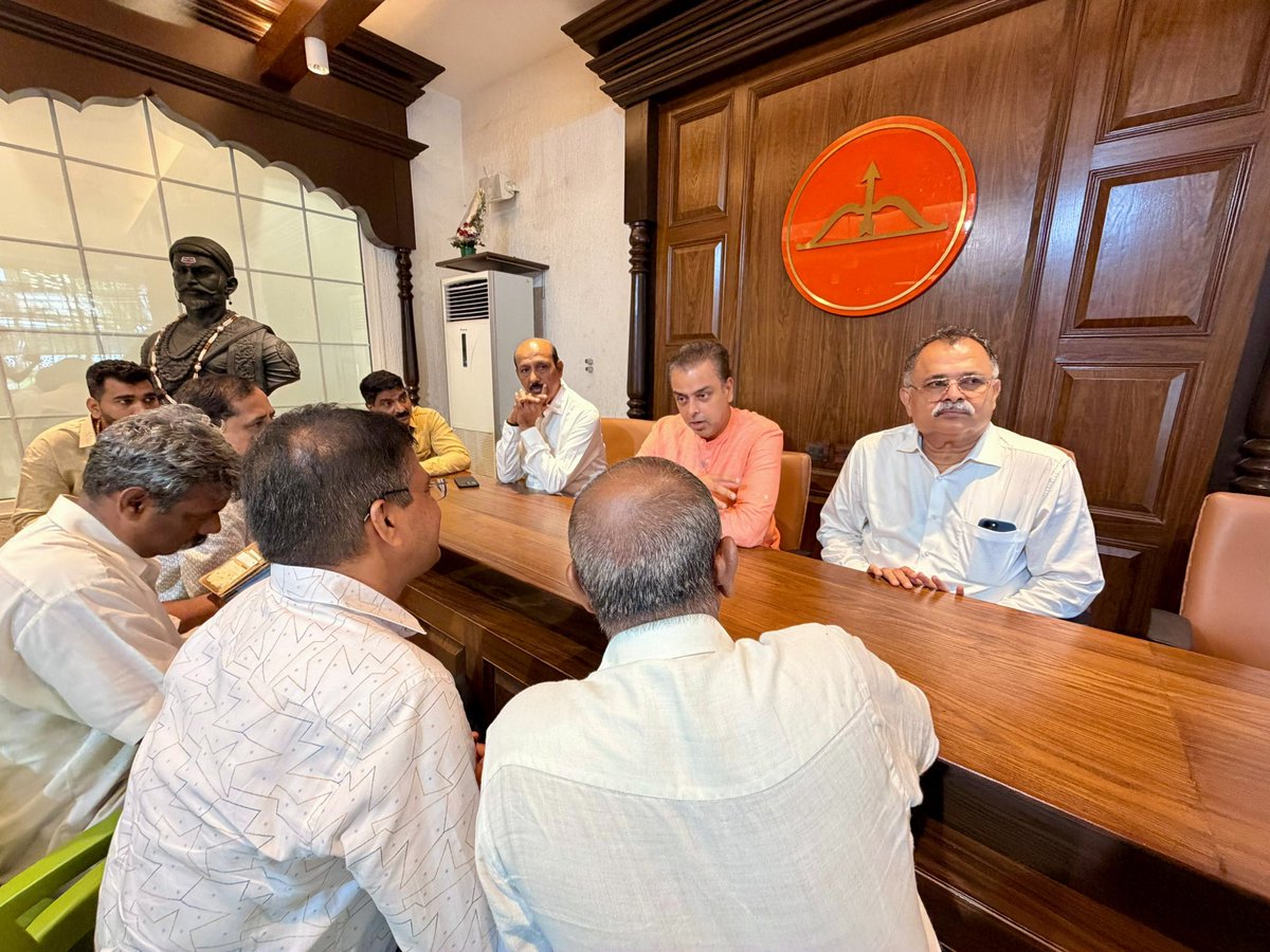 milinddeora's tweet photo. आज बाळासाहेब भवनात नागरिकांची भेट घेऊन त्यांच्याशी थेट संवाद साधला. यावेळी विविध भागांतून आलेल्या नागरिकांनी मांडलेल्या समस्या, सूचना आणि अपेक्षा जाणून घेतल्या.

नागरिकांचे प्रश्न समजून घेऊन त्यांच्या निराकरणासाठी सातत्याने प्रयत्नशील राहणे, हीच माझी बांधिलकी आहे.
@mieknathshinde https://t.co/CMemQhJ4IK