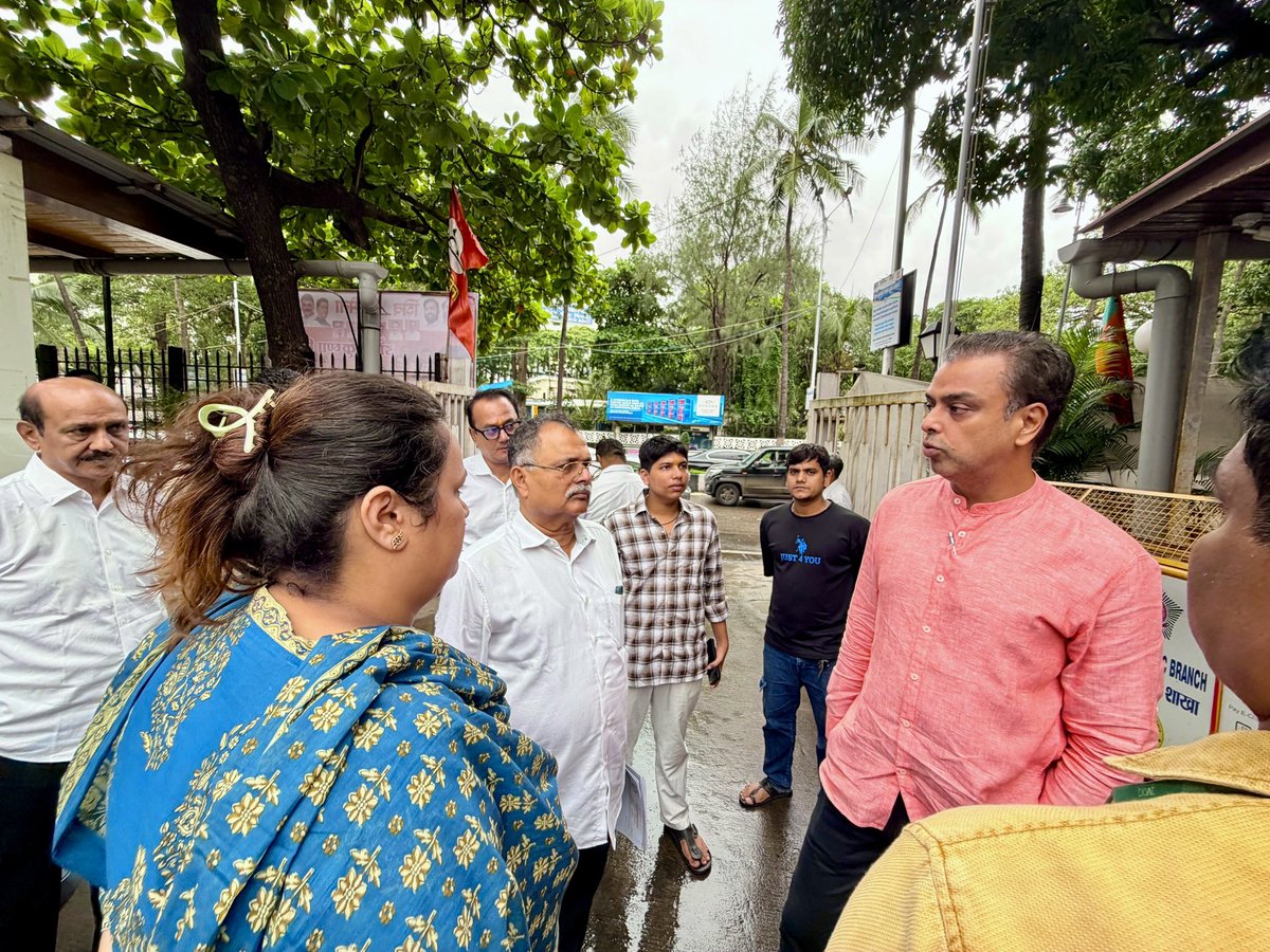milinddeora's tweet photo. आज बाळासाहेब भवनात नागरिकांची भेट घेऊन त्यांच्याशी थेट संवाद साधला. यावेळी विविध भागांतून आलेल्या नागरिकांनी मांडलेल्या समस्या, सूचना आणि अपेक्षा जाणून घेतल्या.

नागरिकांचे प्रश्न समजून घेऊन त्यांच्या निराकरणासाठी सातत्याने प्रयत्नशील राहणे, हीच माझी बांधिलकी आहे.
@mieknathshinde https://t.co/CMemQhJ4IK