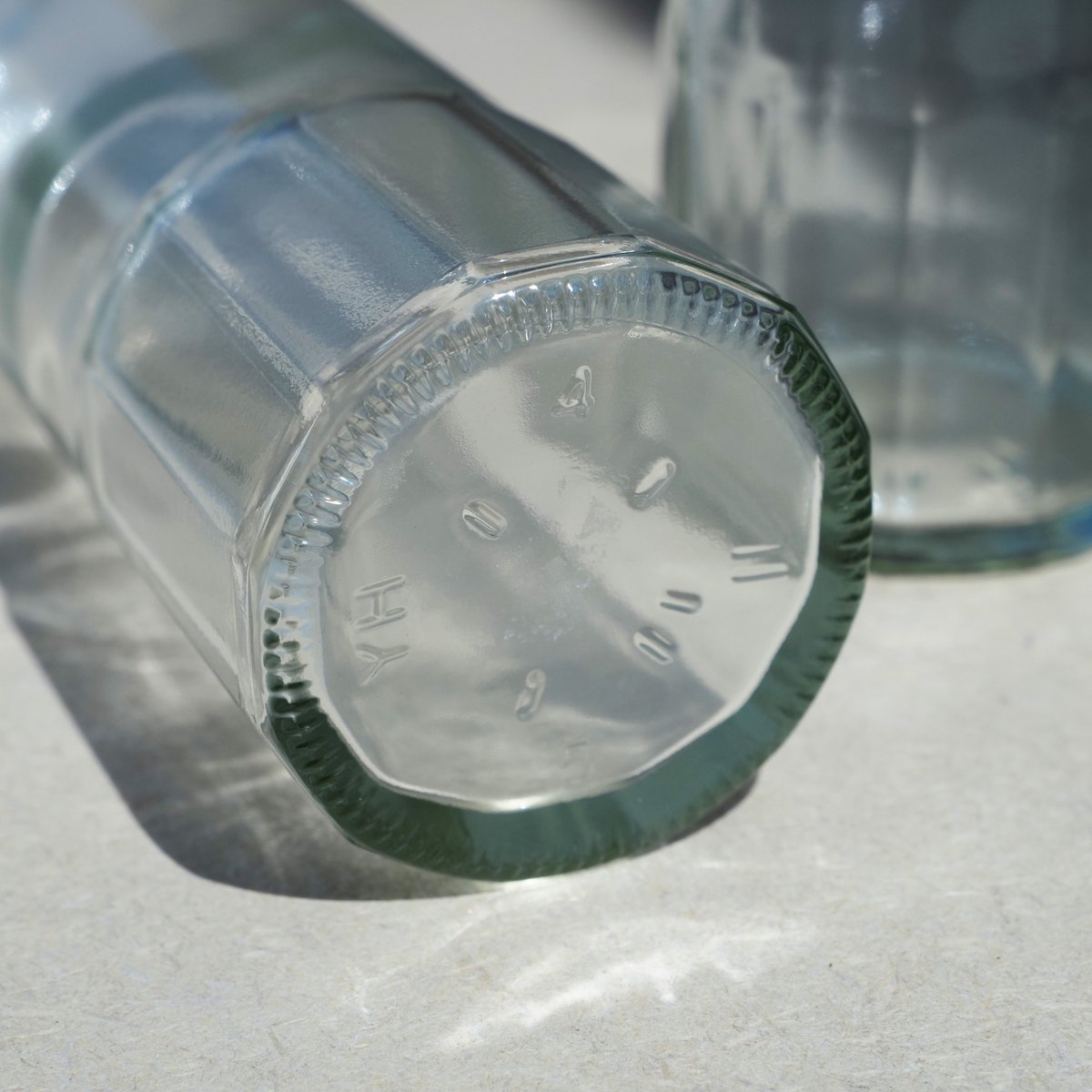 etobottle's tweet photo. 🫙ガラスびん豆知識🫙
ガラスびんの底には、ぎざぎざの模様がついています。
これはナーリングと呼ばれるもので、製造工程でのひび割れ防止や、製造ラインでの滑りを良くするためのものです。

ぜひ、びんの底も見てみてくださいね✨

#豆知識 #ナーリング #ガラスびん https://t.co/j0azktG2g0