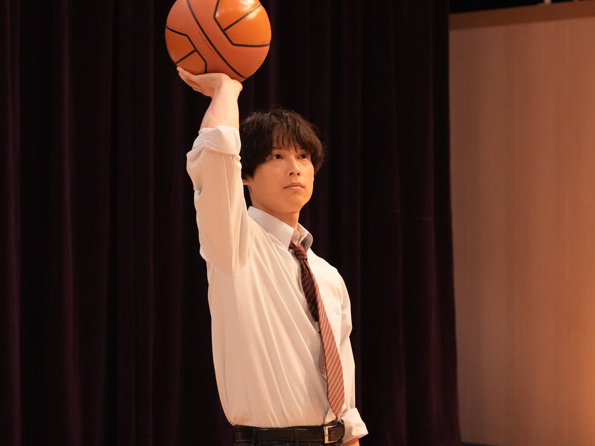Storm_FILM_'s tweet photo. 📺 #ワロタ！のコントちょい見せ
【#8】｜「シュートが入ったら・・・」
￣￣￣￣￣￣￣￣￣￣￣￣￣￣￣￣￣￣
放課後、翔平（#松村北斗）は、密かに想いを寄せている同級生・瑞稀（#矢吹奈子）を体育館に呼び出す。
バスケットゴールの前で翔平は「このシュートが入ったら、俺と付き合ってほしい」と瑞稀に想いを伝える。
やけに詳細を気にする瑞稀の態度が気になりながらも、翔平は運命の一打を打つ…。

番組の視聴はこちら
▶︎▶︎https://t.co/iGj68bc26q

番組の感想は˗ˏˋ #ワロタ２ ˊˎ˗ で！