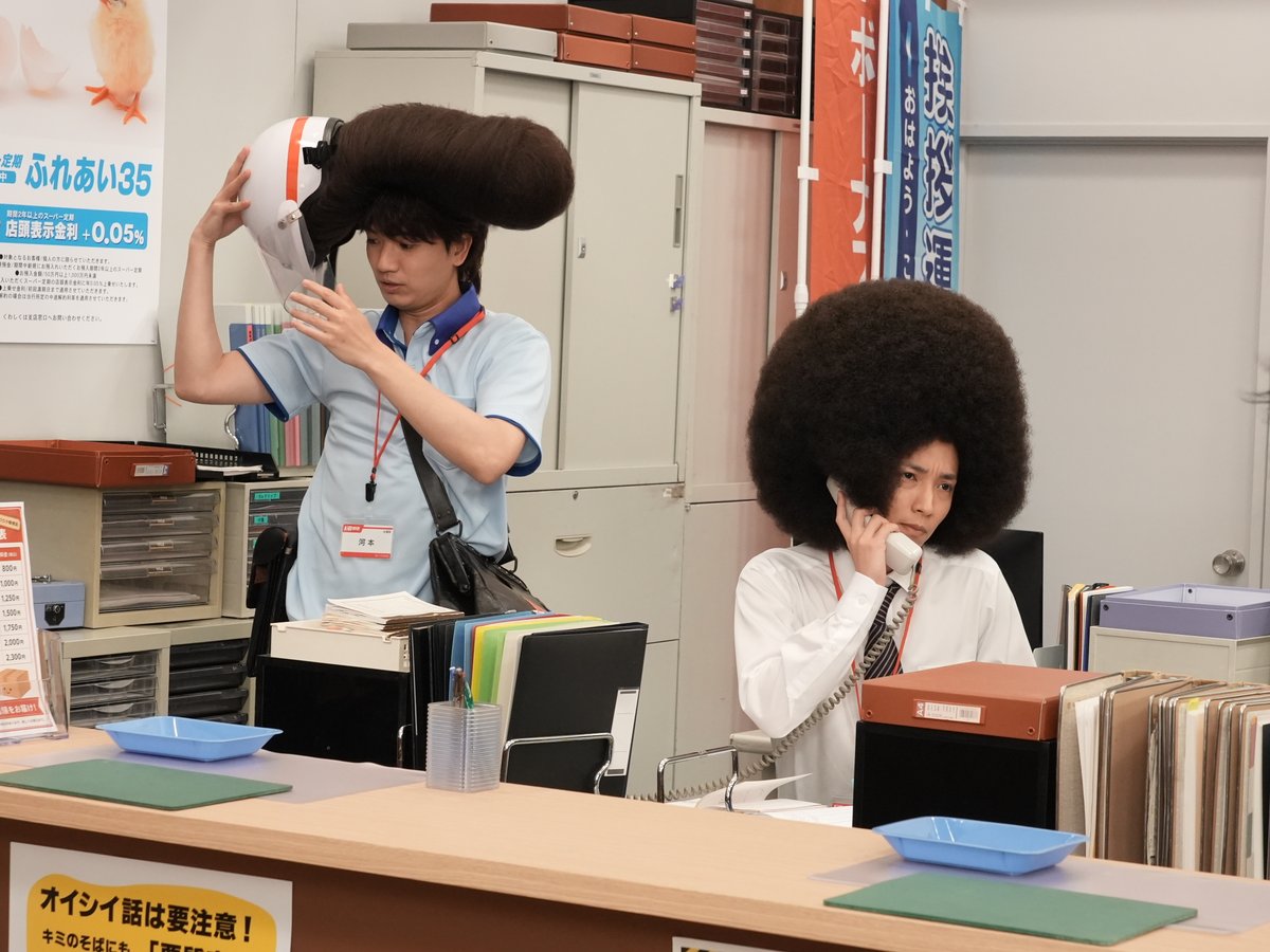 Storm_FILM_'s tweet photo. 📺 #ワロタ！のコントちょい見せ
　　　【#8】｜「髪型自由」
　　 ￣￣￣￣￣￣￣￣￣￣￣
郵便局員になる夢を叶え、勤務初日を迎えた上本（#京本大我）。職場に到着すると、郵便局員の同僚である田口（#田中樹）から、上本の指導係の森野（#森本慎太郎）、椎名（#ジェシー）、松原さん（#松村北斗）、河本（#髙地優吾）を紹介される。優しく丁寧な雰囲気の郵便局員達。局員同士も仲が良く、とても良い職場なのだが、上本は職場のある１点だけが気になっていて…。

番組の視聴はこちら
▶︎▶︎https://t.co/iGj68bc26q

番組の感想は˗ˏˋ #ワロタ２ ˊˎ˗ で！