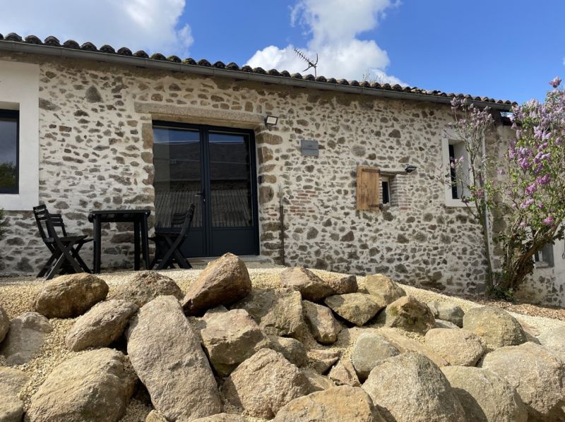 GitesPourPros's tweet photo. Gite le Petit Canasson 79140 Combrand : 
Ancienne écurie rénovée en studio de 30 m² avec une belle pièce de vie, une salle d'eau avec toilettes, 2 lits de 1 personne et 1 chauffeuse au rez-de-chaussée ainsi que 2 lits de 1 personne en mezzanine...
https://t.co/dMOLILtN6a https://t.co/BcsAgUH3aS