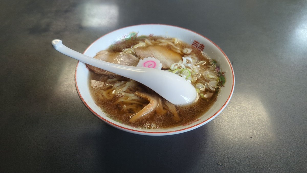 op_mukitama's tweet photo. #喜多方 の #大安食堂 に寄って見た　正油ラーメン を注文　スープは正直、動物系のくさみが気になるのと麺は中太縮れで比較柔らかめ　感想は極めて好みが分かれる印象　#外食 #ラーメン #らーめん https://t.co/Lf9jijJxLH