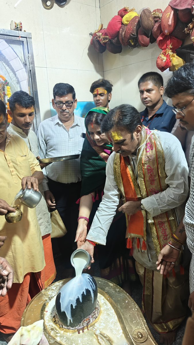 rshuklabjp's tweet photo. आज पवित्र श्रावण के सोमवार एवं अपने जन्मदिवस के अवसर पर मनकामेश्वर नाथ धाम मंदिर में दर्शन एवं पूजा-अर्चना करने का सौभाग्य प्राप्त हुआ।

इस अवसर पर मंदिर परिसर में 108 किलोग्राम शुद्ध पीतल के विशाल घंटे को विधि-विधानपूर्वक मंदिर में विराजमान किया।

सभी के सुख, समृद्धि एवं आरोग्य की कामना की।