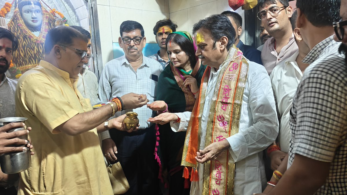 rshuklabjp's tweet photo. आज पवित्र श्रावण के सोमवार एवं अपने जन्मदिवस के अवसर पर मनकामेश्वर नाथ धाम मंदिर में दर्शन एवं पूजा-अर्चना करने का सौभाग्य प्राप्त हुआ।

इस अवसर पर मंदिर परिसर में 108 किलोग्राम शुद्ध पीतल के विशाल घंटे को विधि-विधानपूर्वक मंदिर में विराजमान किया।

सभी के सुख, समृद्धि एवं आरोग्य की कामना की।