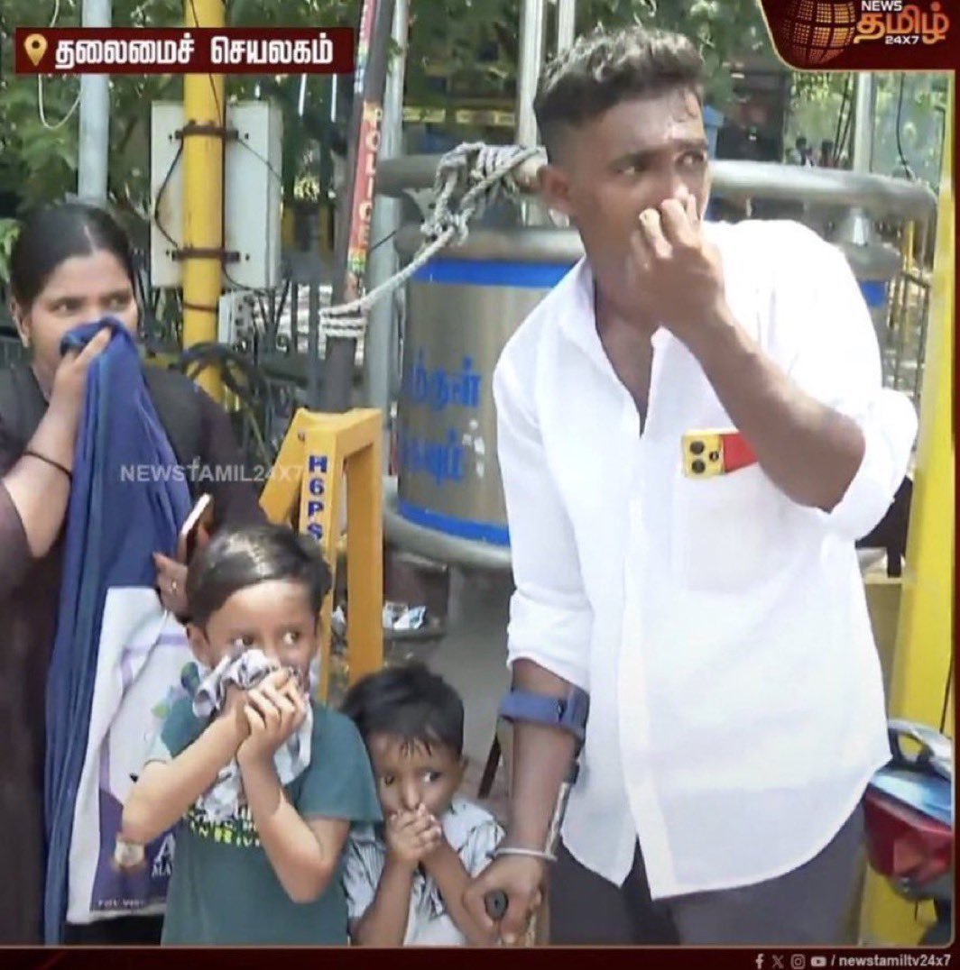 Anandh620's tweet photo. @JDALEXtweets Deii alexaaa

Powder matter la mothamaa naaritu irrukingada 🤣🤣 vetti bandha ku onnum koraichal illa https://t.co/WqkBbZO3kT