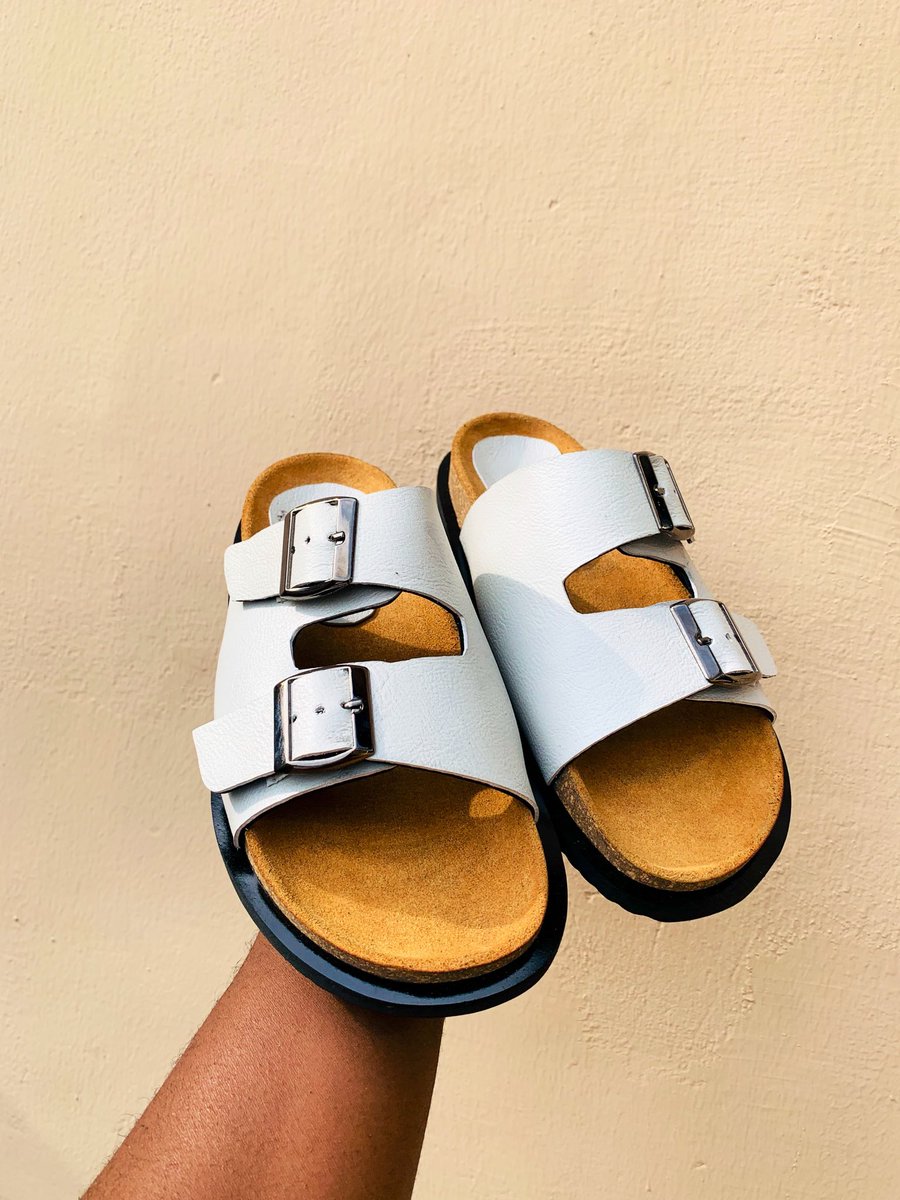 major__abit's tweet photo. His friend saw the pair he had made and liked it enough to want one of his own.

Off-white leather, double buckle straps and a warm tan footbed.

₦32,000. 

Sizes above 43 attract extra charges. 

DM to order.

#LeatherSlippers #MenSlippers #MadeInNigeria https://t.co/azQYuH3NMU