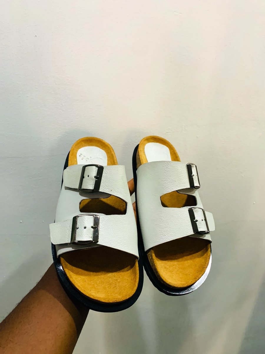 major__abit's tweet photo. His friend saw the pair he had made and liked it enough to want one of his own.

Off-white leather, double buckle straps and a warm tan footbed.

₦32,000. 

Sizes above 43 attract extra charges. 

DM to order.

#LeatherSlippers #MenSlippers #MadeInNigeria https://t.co/azQYuH3NMU