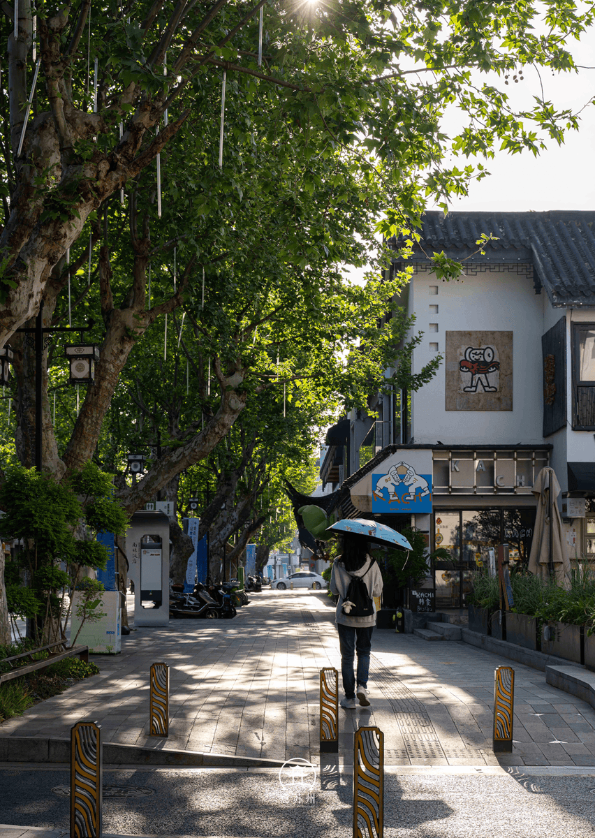 Zyx_WiiiL's tweet photo. Chilling on the city sidewalk, watching the afternoon sun paint the street warm. Pure random vibe from today's walk!， https://t.co/zalBo7tLw3